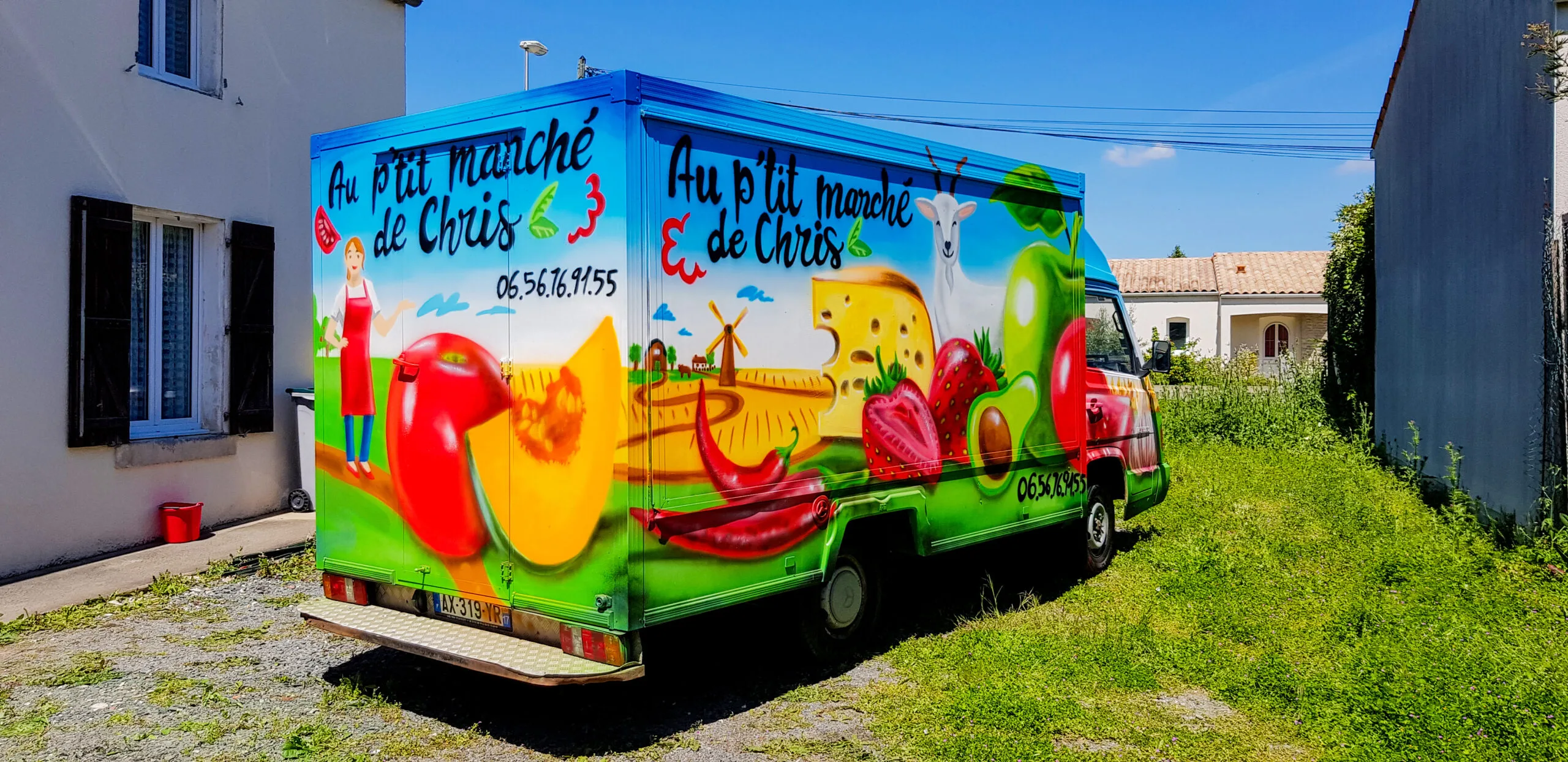Décoration graffiti food truck marché street art