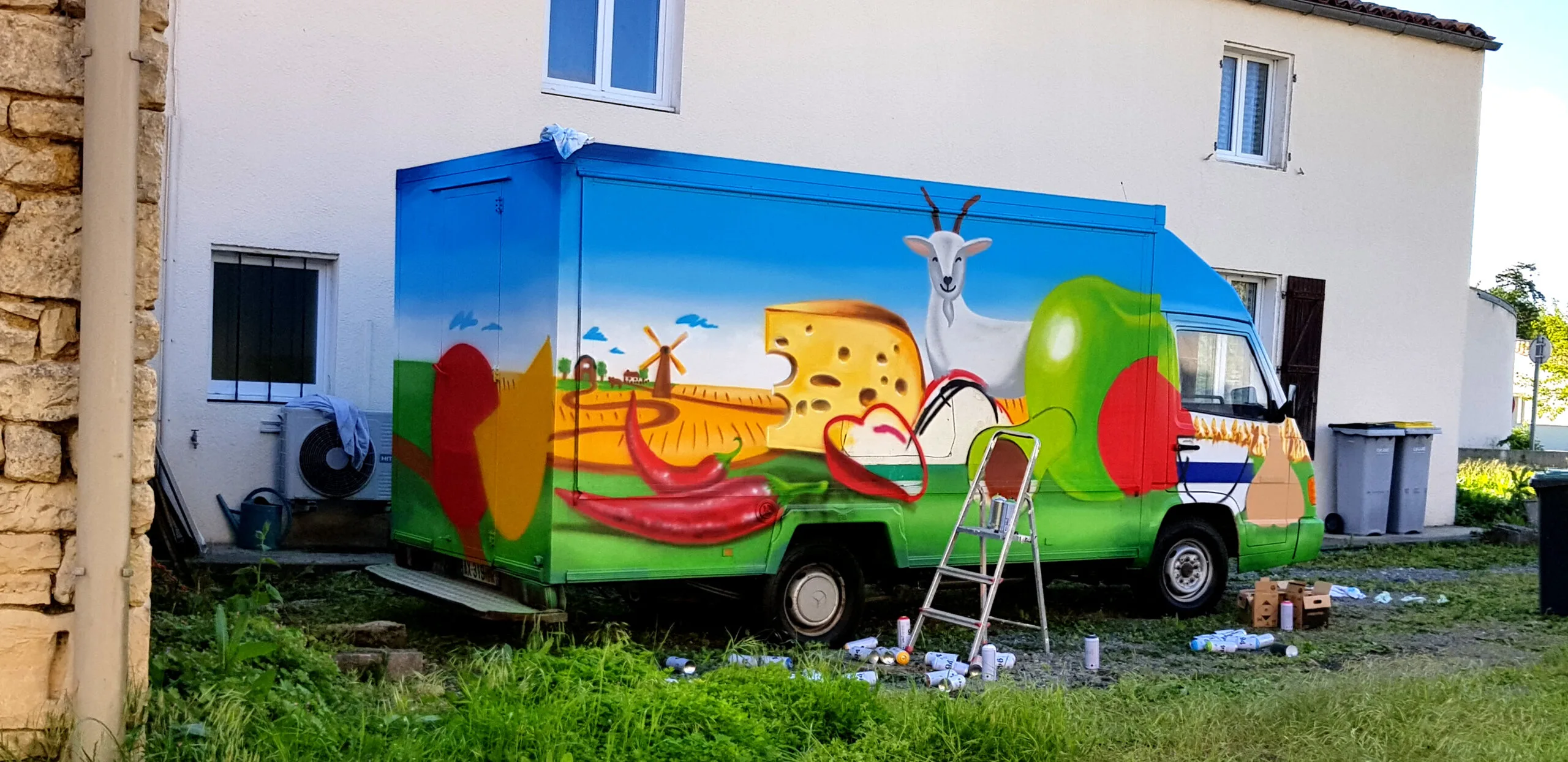 Décoration graffiti food truck marché street art