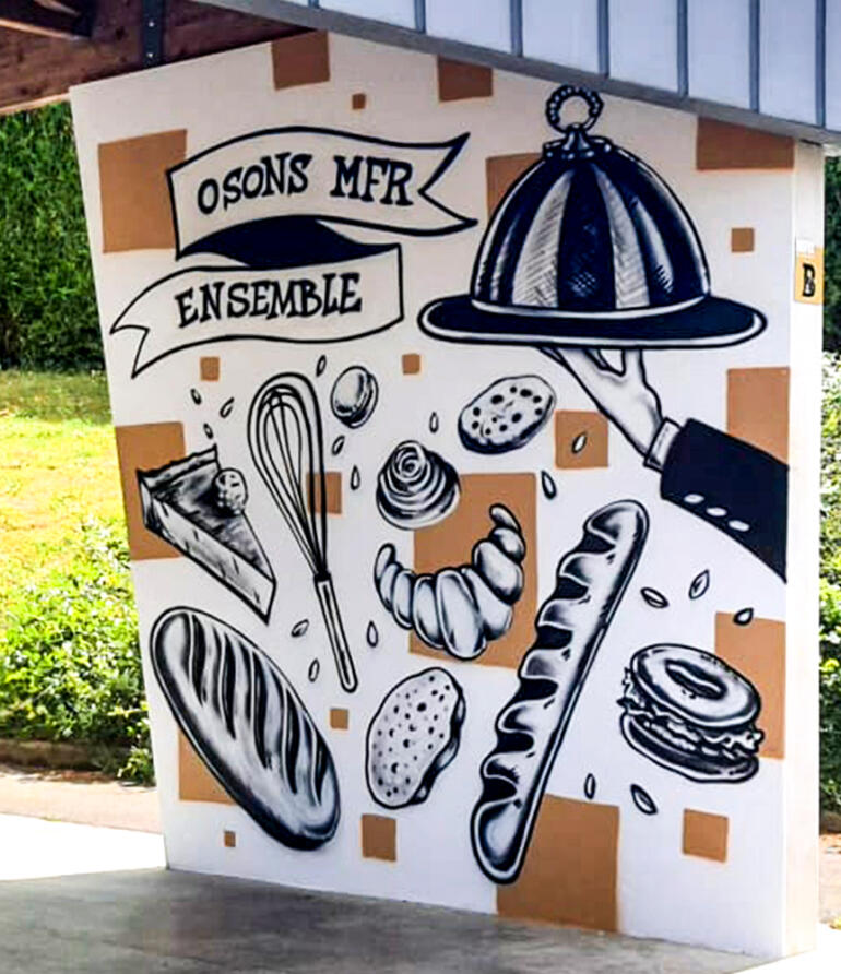 Décoration extérieure : fresque graffiti street-art sous le préau d’une école hôtelière en Vendée
