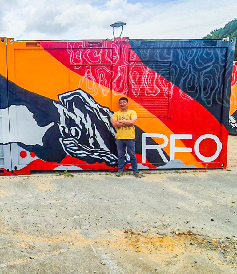 Décoration graffiti street-art sur des locaux containers d'associations sportives pour la municipalité de l'île de ré