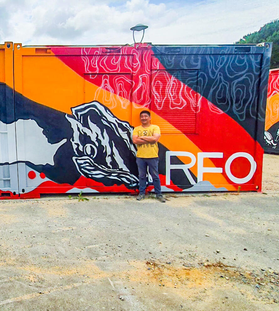 Décoration graffiti street-art sur des locaux containers d'associations sportives pour la municipalité de l'île de ré
