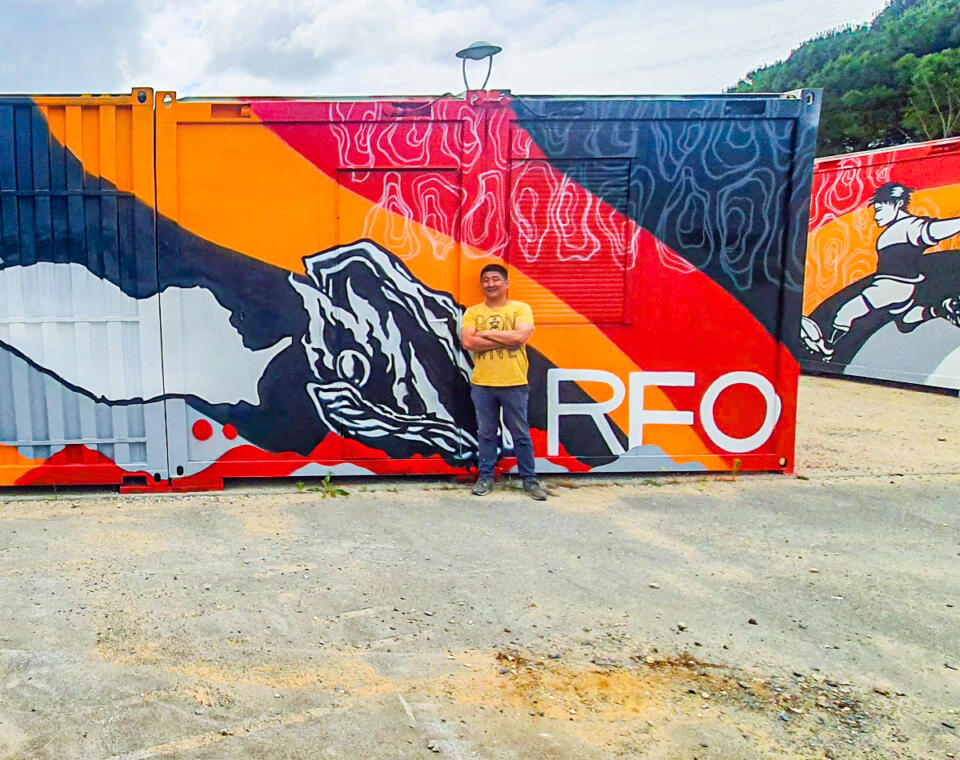 Décoration graffiti street-art sur des locaux containers d'associations sportives pour la municipalité de l'île de ré