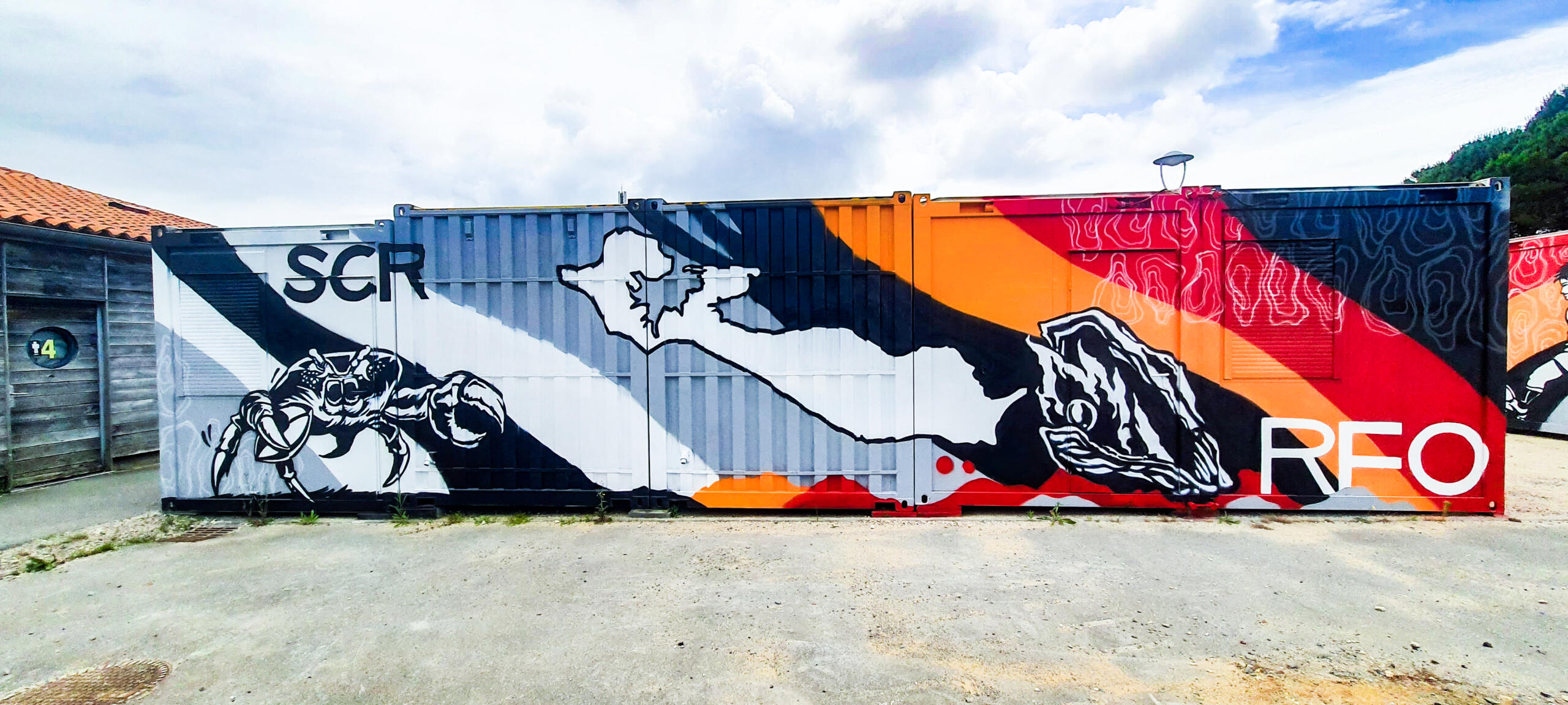 Décoration graffiti street-art sur des locaux containers d'associations sportives pour la municipalité de l'île de ré