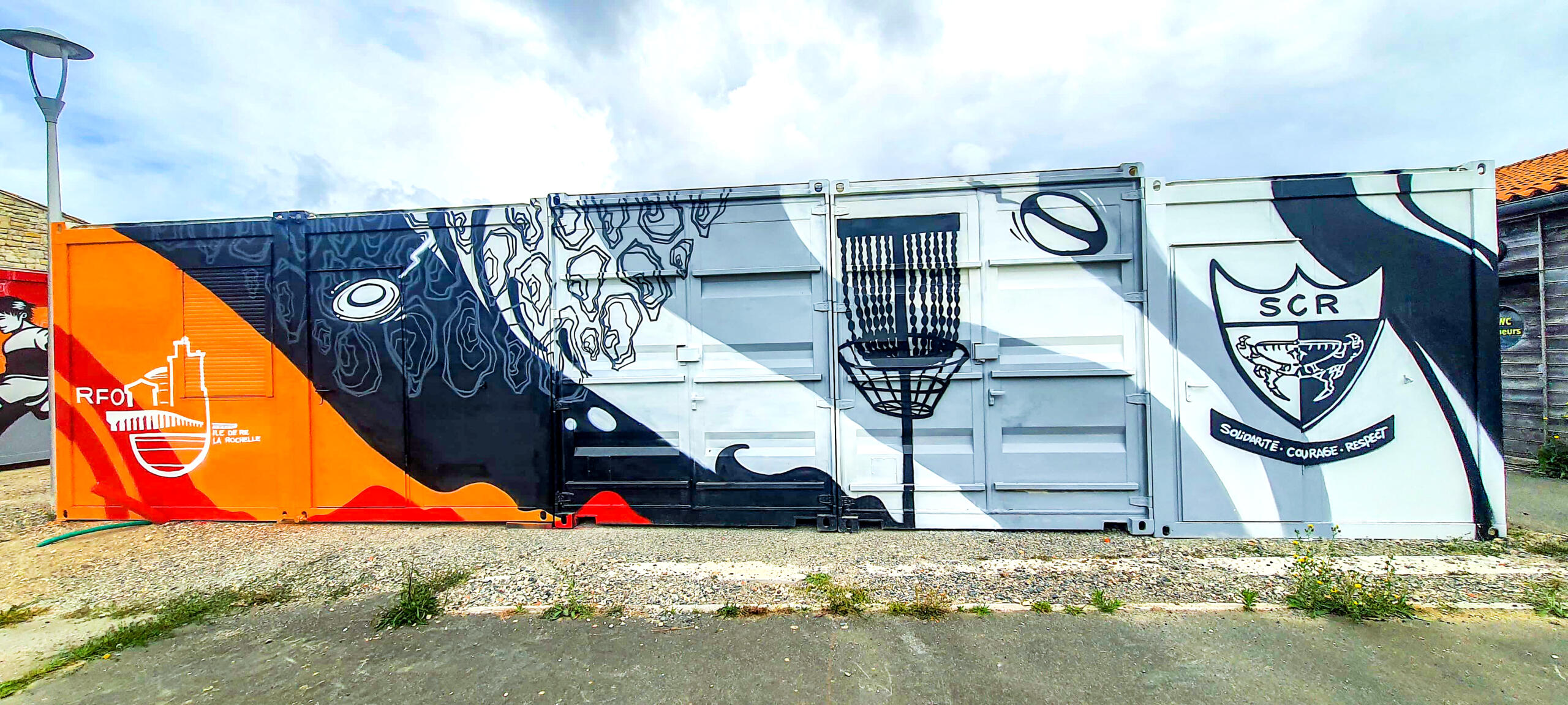Décoration graffiti street-art sur des locaux containers d'associations sportives pour la municipalité de l'île de ré ultimate