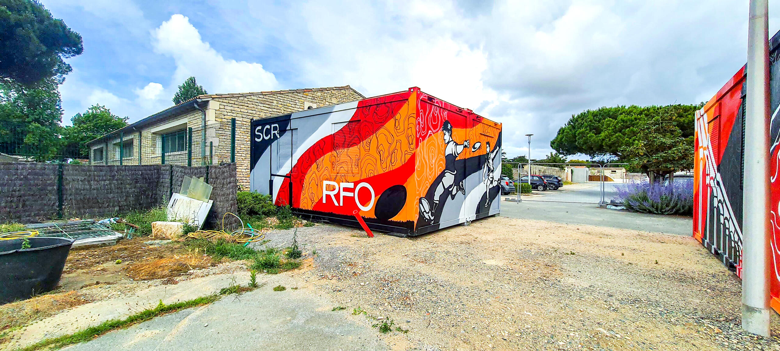 Décoration graffiti street-art sur des locaux containers d'associations sportives pour la municipalité de l'île de ré rugby club RFO SCR