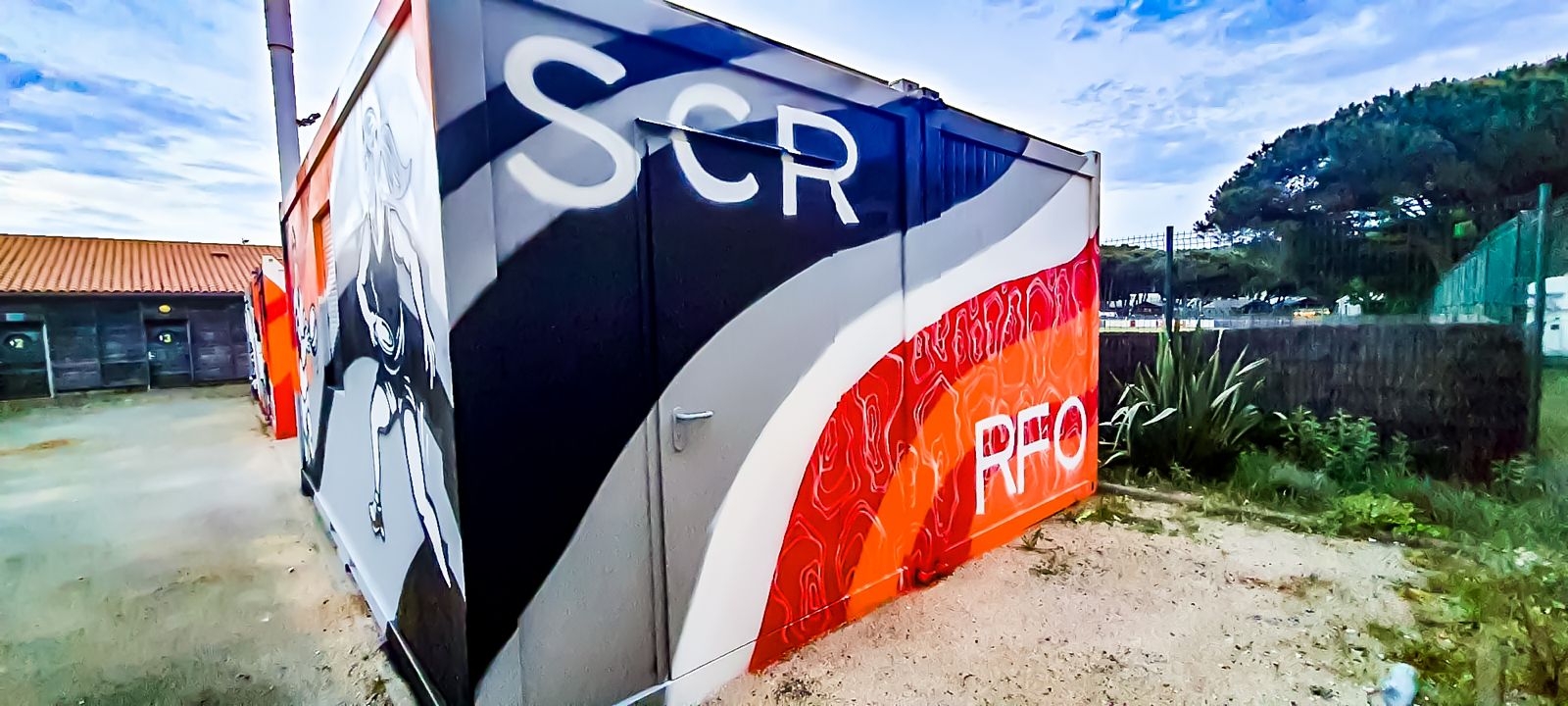 club de sport graffitti sur les locaux containers