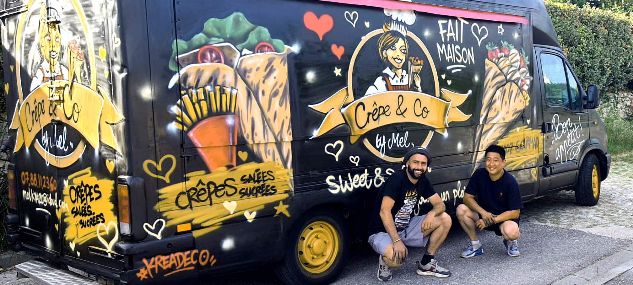 Peinture graffiti sur camion foodtruck noir avec crêpes et logo Crêpe & Co