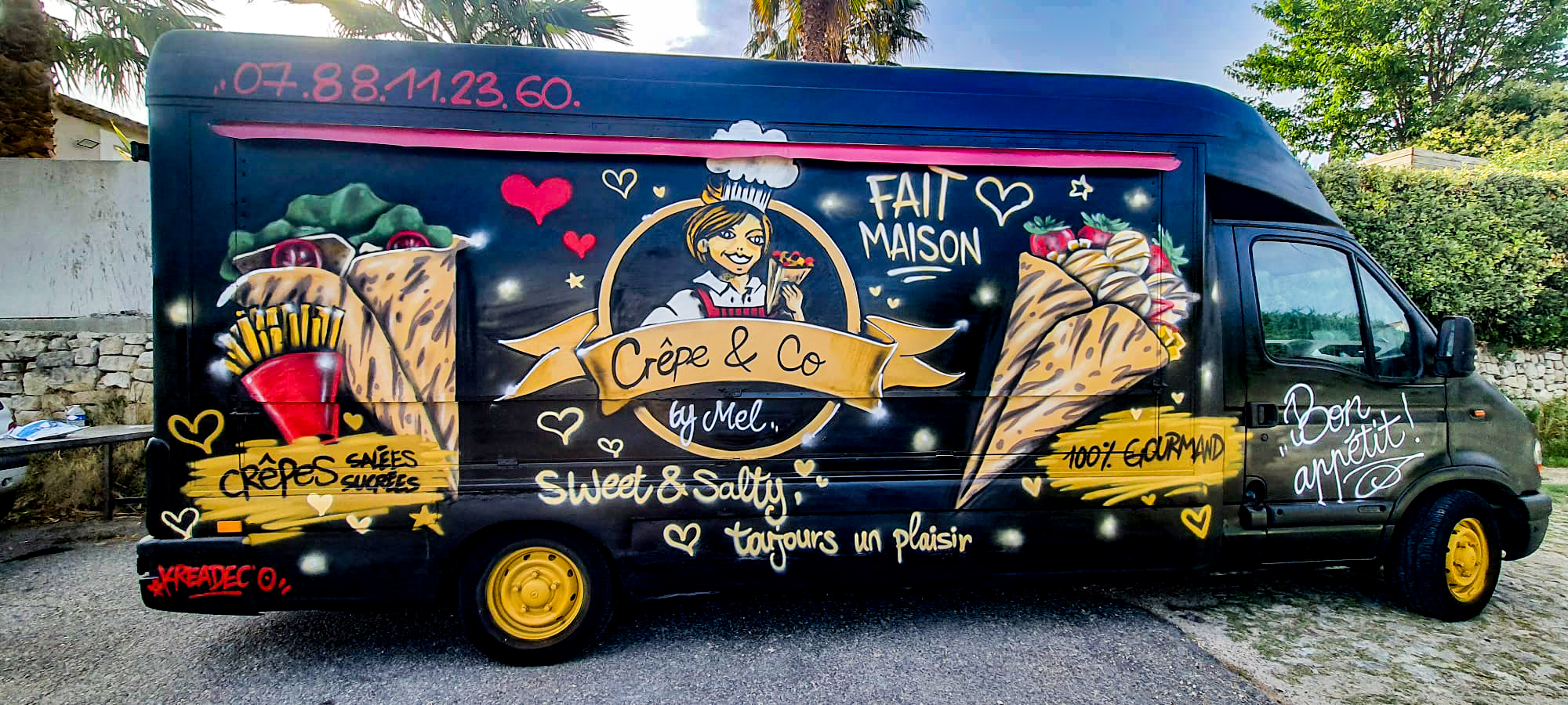 Camion foodtruck personnalisé avec fresque graffiti pour crêperie mobile