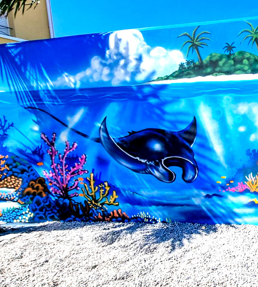 Décoration street-art graffiti d'un fond marin sur le mur extérieur d'un jardin à Châtelaillon