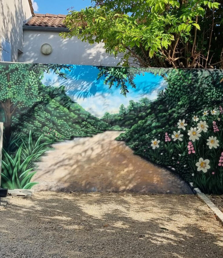 Fresque graffiti en trompe l'oeil - mur extérieur d'un parking particulier