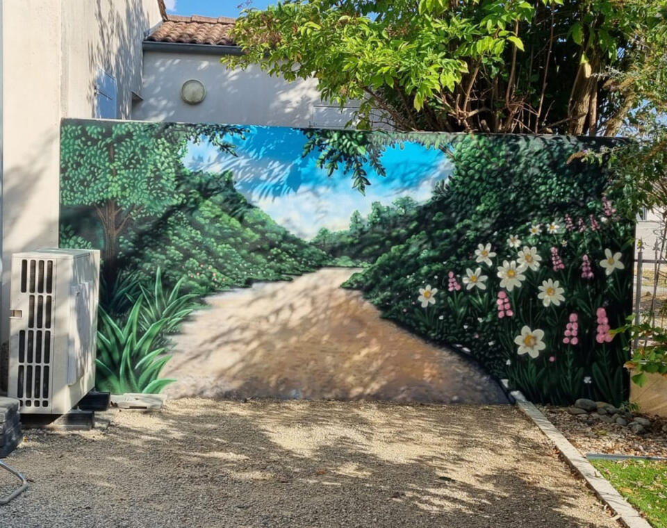 Fresque graffiti en trompe l'oeil - mur extérieur d'un parking particulier