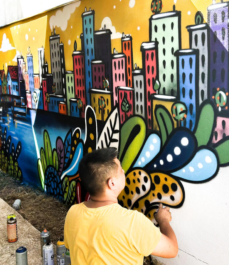 Fresque graffiti street-art dans le jardin d'un particulier à Châtelaillon-Plage