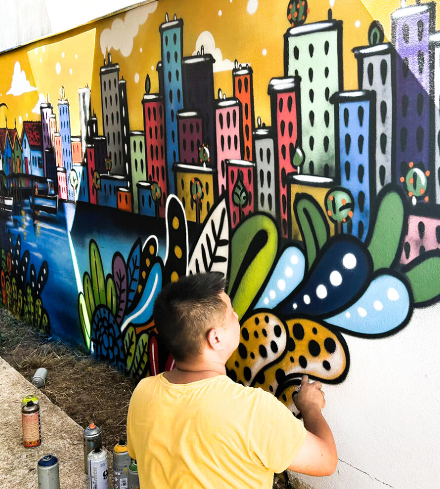 Fresque graffiti street-art dans le jardin d'un particulier à Châtelaillon-Plage