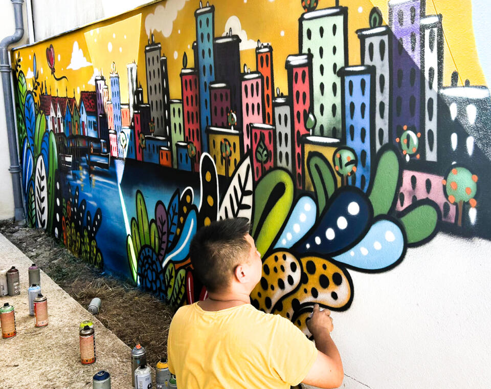 Fresque graffiti street-art dans le jardin d'un particulier à Châtelaillon-Plage