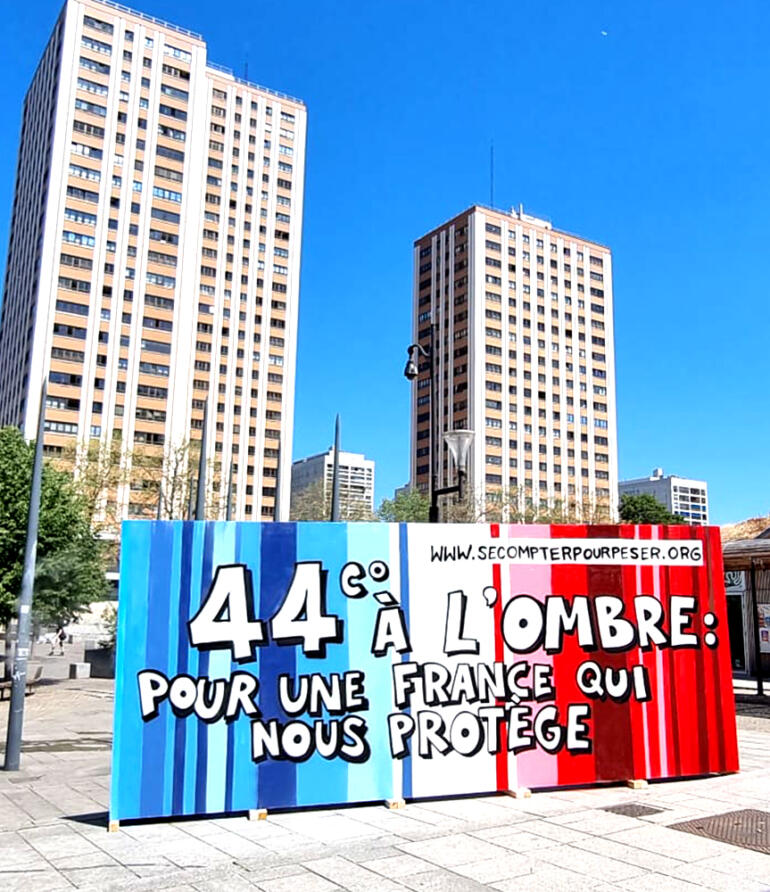 Fresque graffiti sur panneau de bois pour une manifestation contre le réchauffement climatique