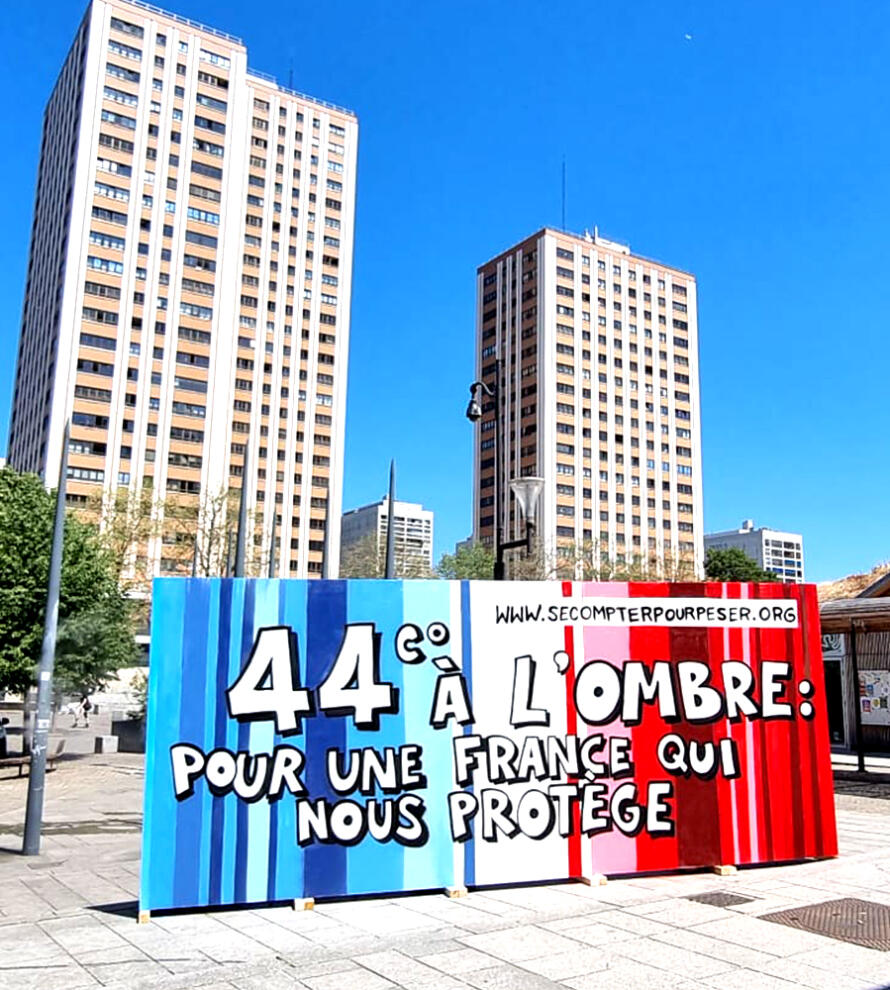 Fresque graffiti sur panneau de bois pour une manifestation contre le réchauffement climatique