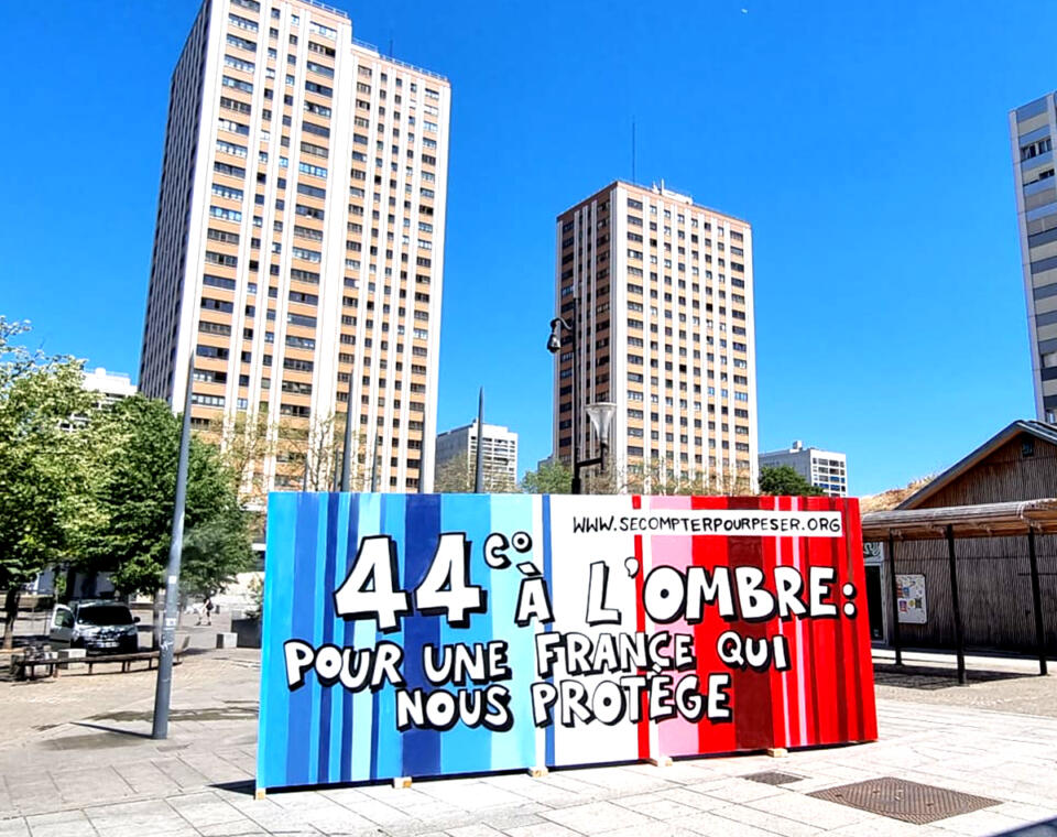 Fresque graffiti sur panneau de bois pour une manifestation contre le réchauffement climatique