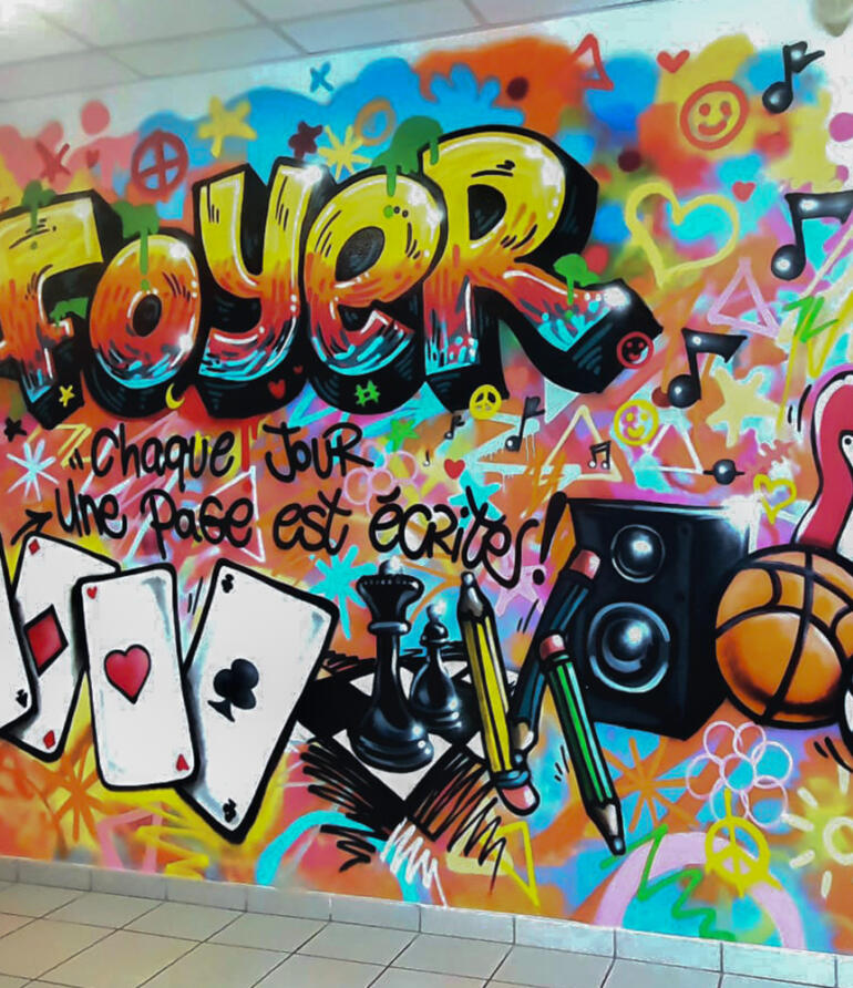 Décoration intérieure : fresque graffiti street-art pour le foyer d'un internat