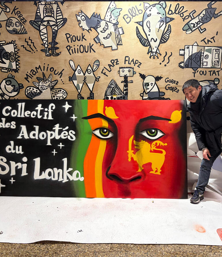 Décoration graffiti enseigne avec logo pour une association lors d'un festival pour le collectif des adoptés du Sri lanka