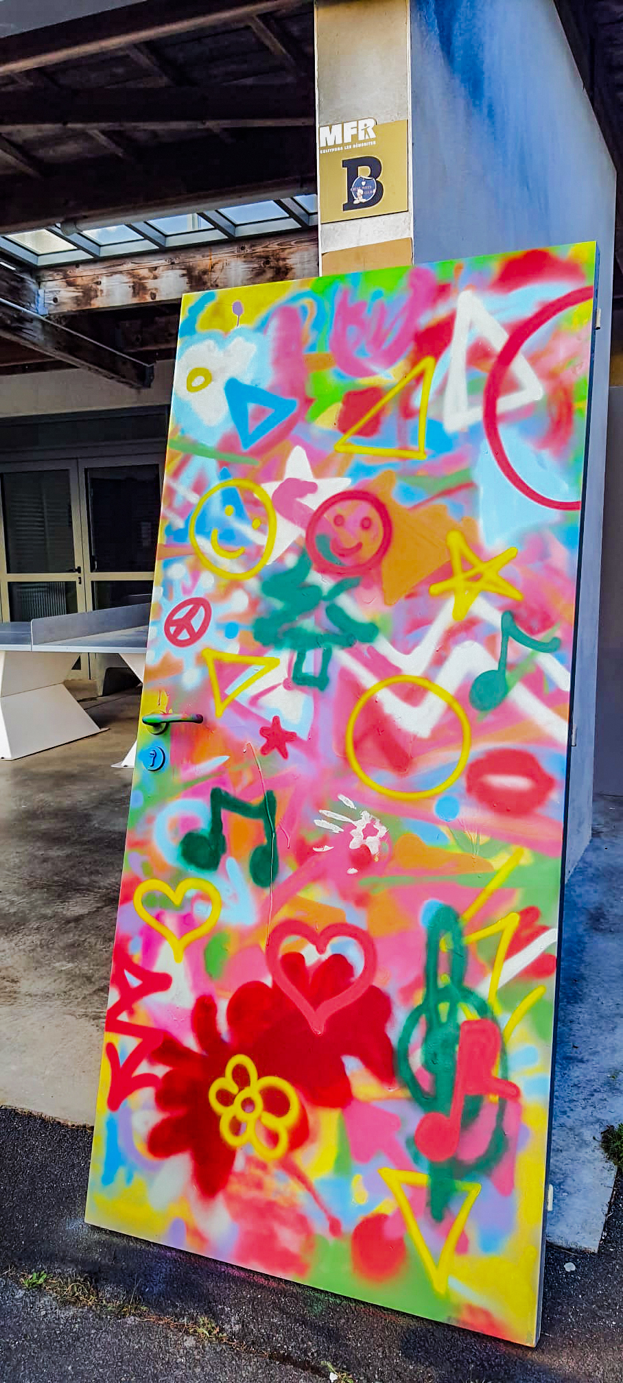 Porte du foyer graffée par les jeunes
