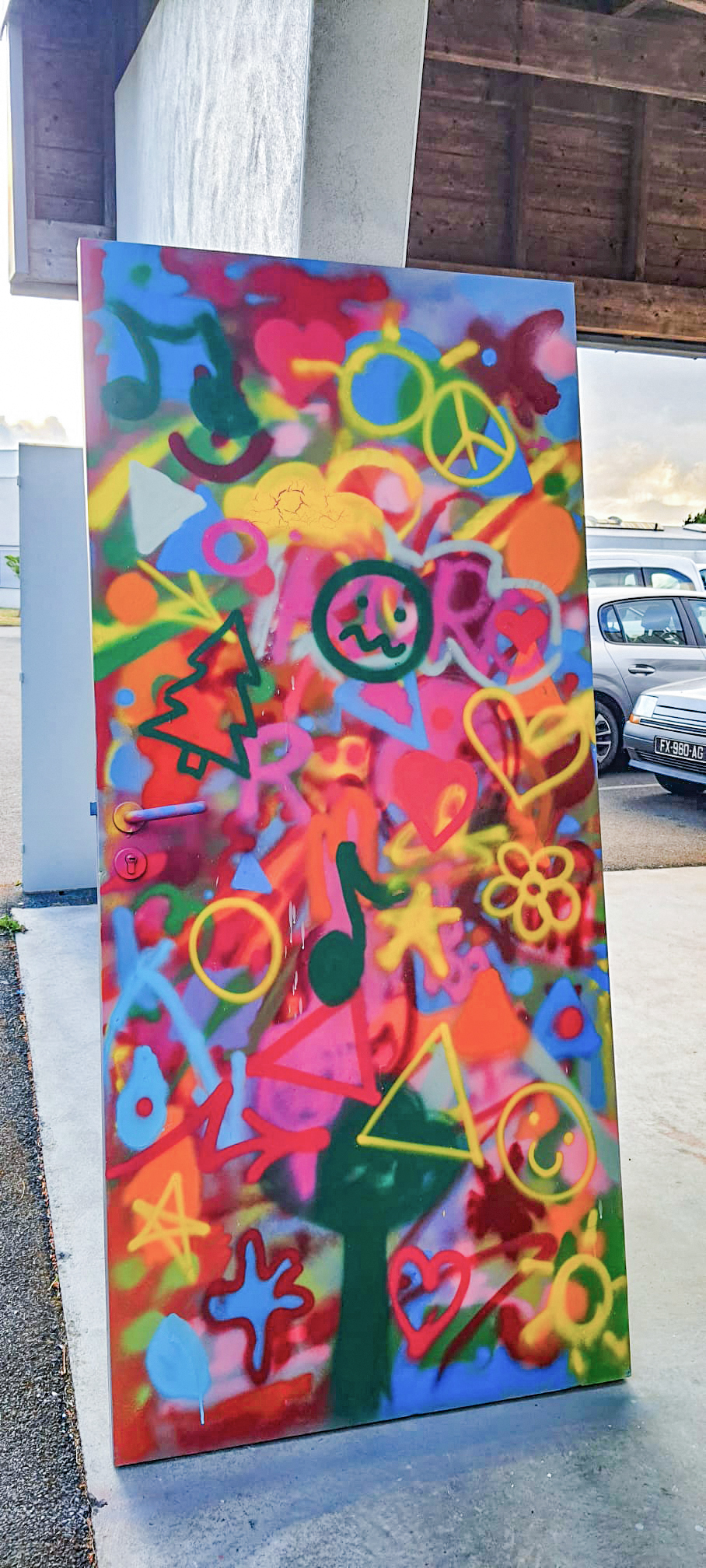 Porte du foyer graffée par les jeunes
