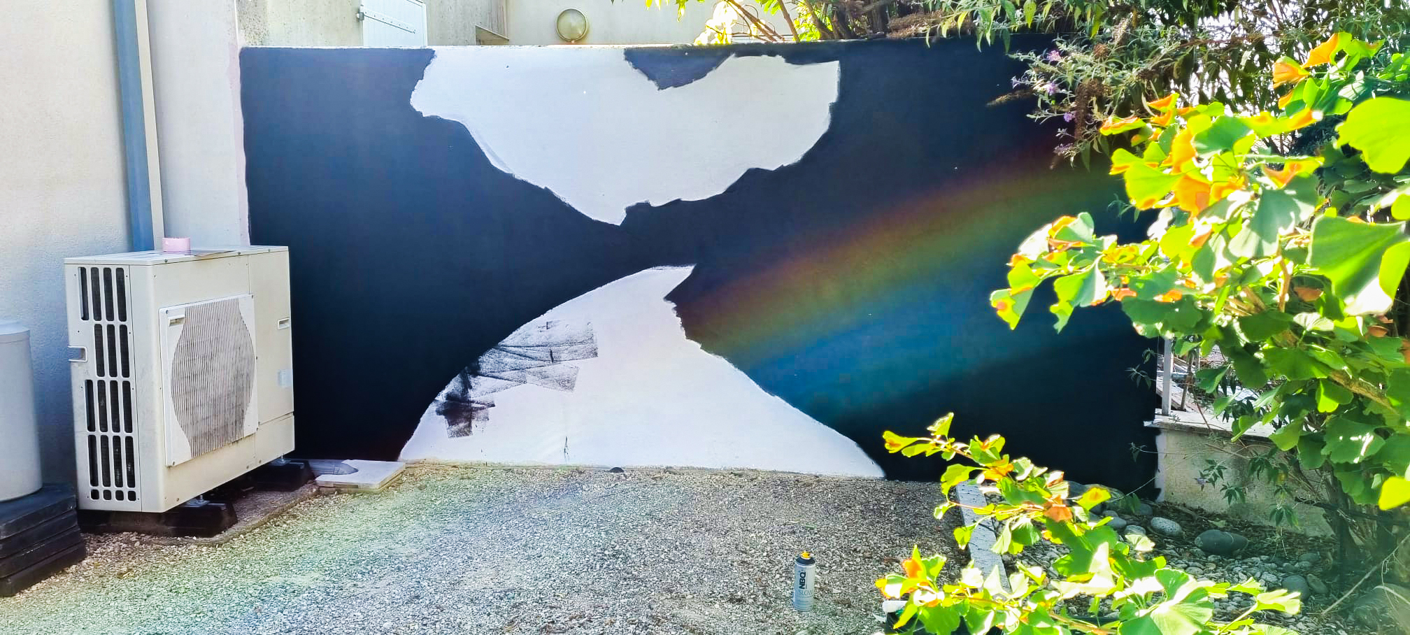 Fresque graffiti en trompe l'oeil - mur extérieur d'un parking particulier
