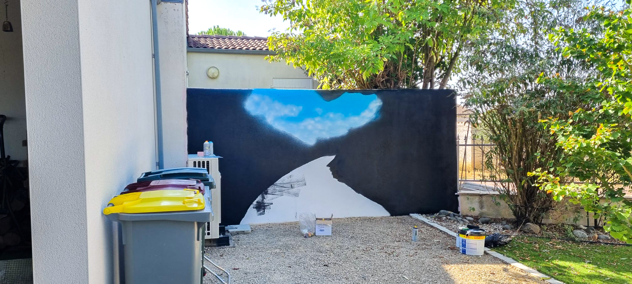 Fresque graffiti en trompe l'oeil - mur extérieur d'un parking particulier