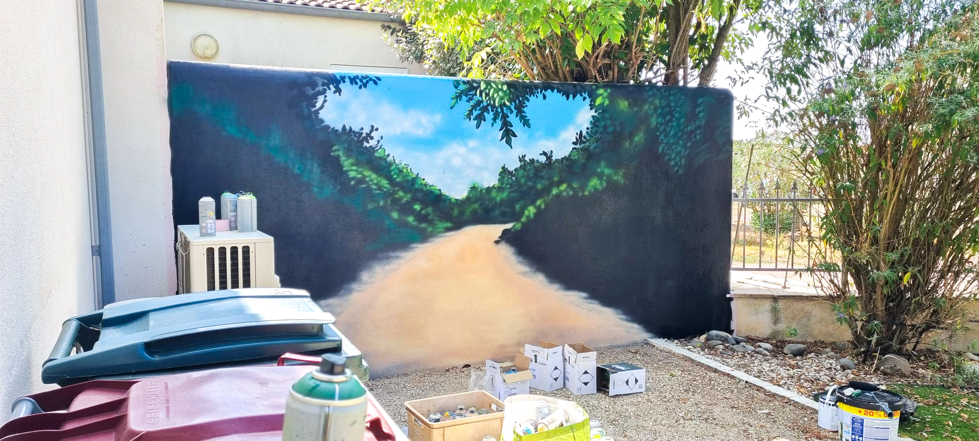Fresque graffiti en trompe l'oeil - mur extérieur d'un parking particulier