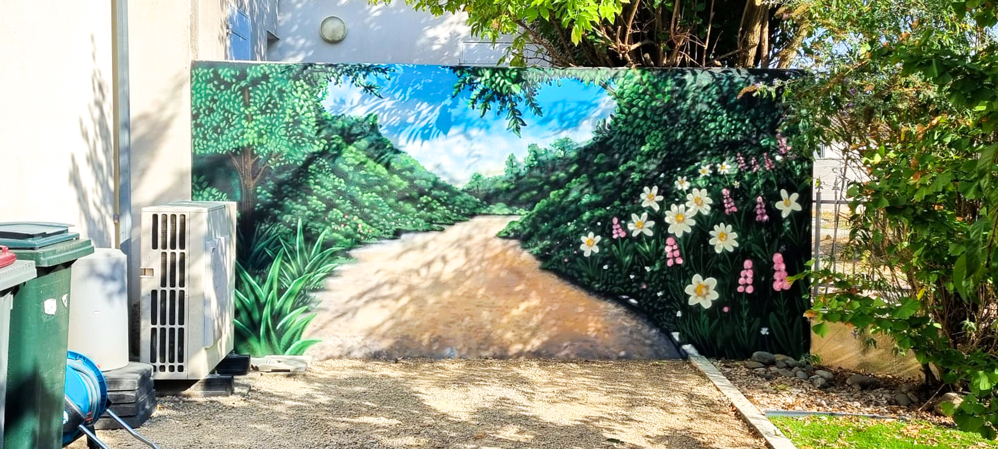 Décors floral graffiti en trompe l'oeil - mur extérieur d'un parking particulier