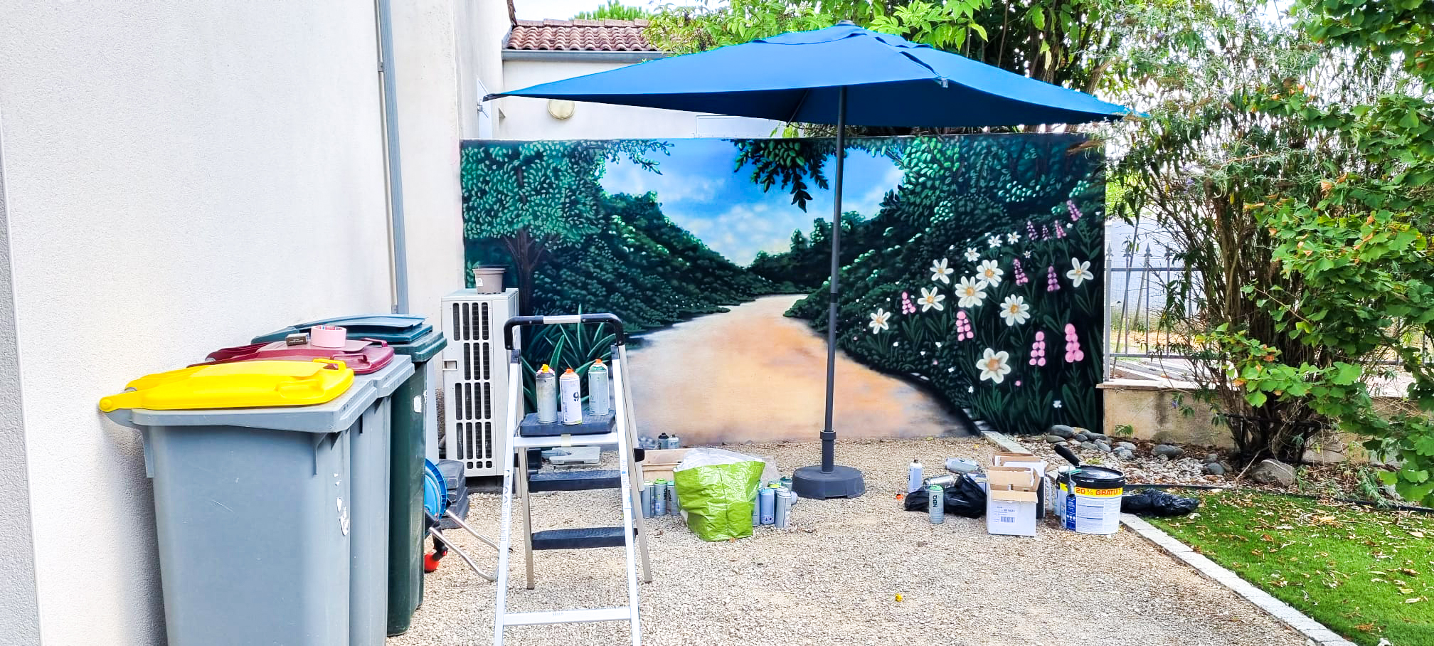 Décors floral graffiti en trompe l'oeil - mur extérieur d'un parking particulier