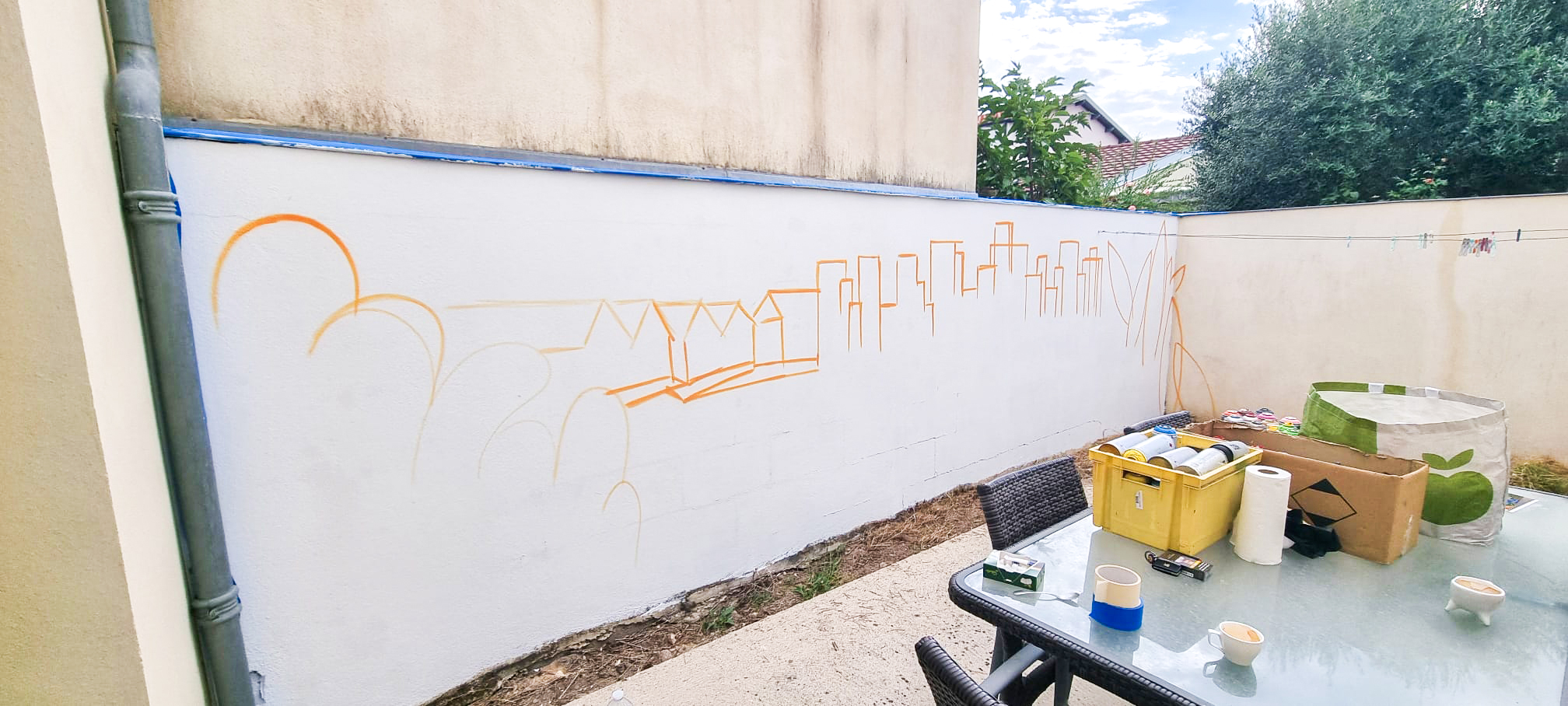 Fresque graffiti street-art dans le jardin d'un particulier à Châtelaillon-Plage