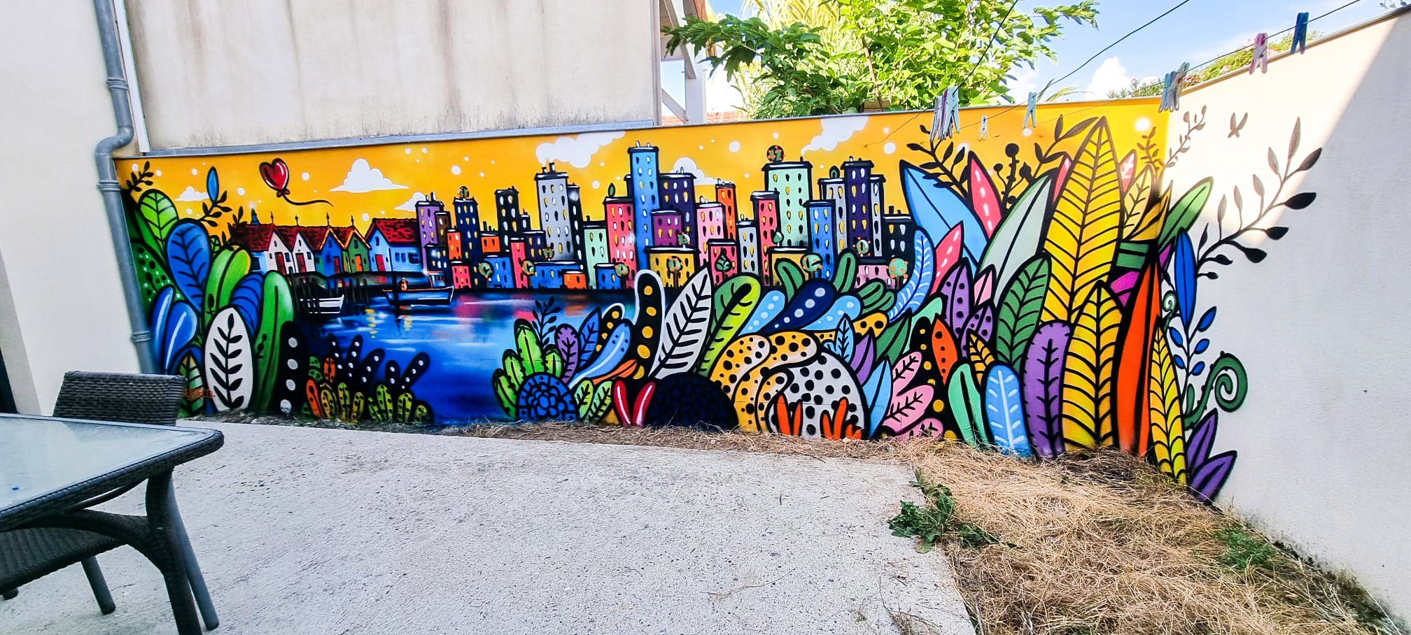 Fresque graffiti street-art dans le jardin d'un particulier à Châtelaillon-Plage