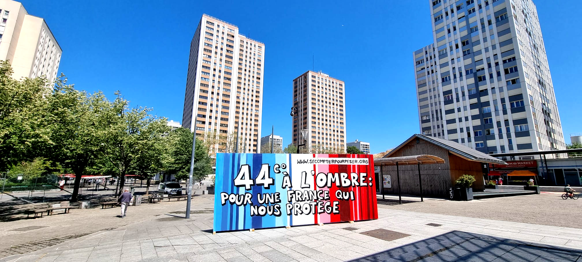 Fresque graffiti sur panneau de bois pour une manifestation contre le réchauffement climatique