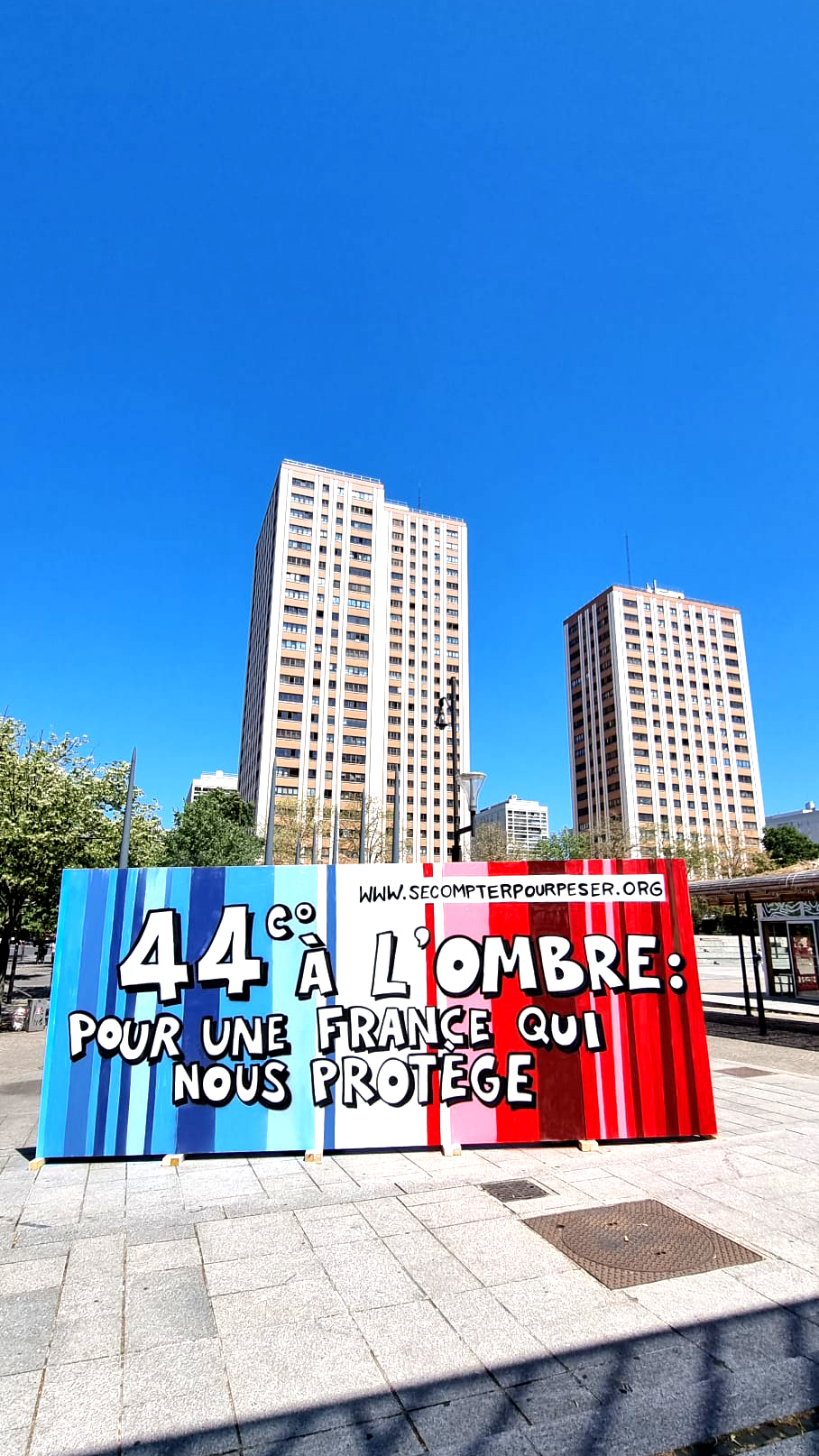 Fresque graffiti sur panneau de bois pour une manifestation contre le réchauffement climatique
