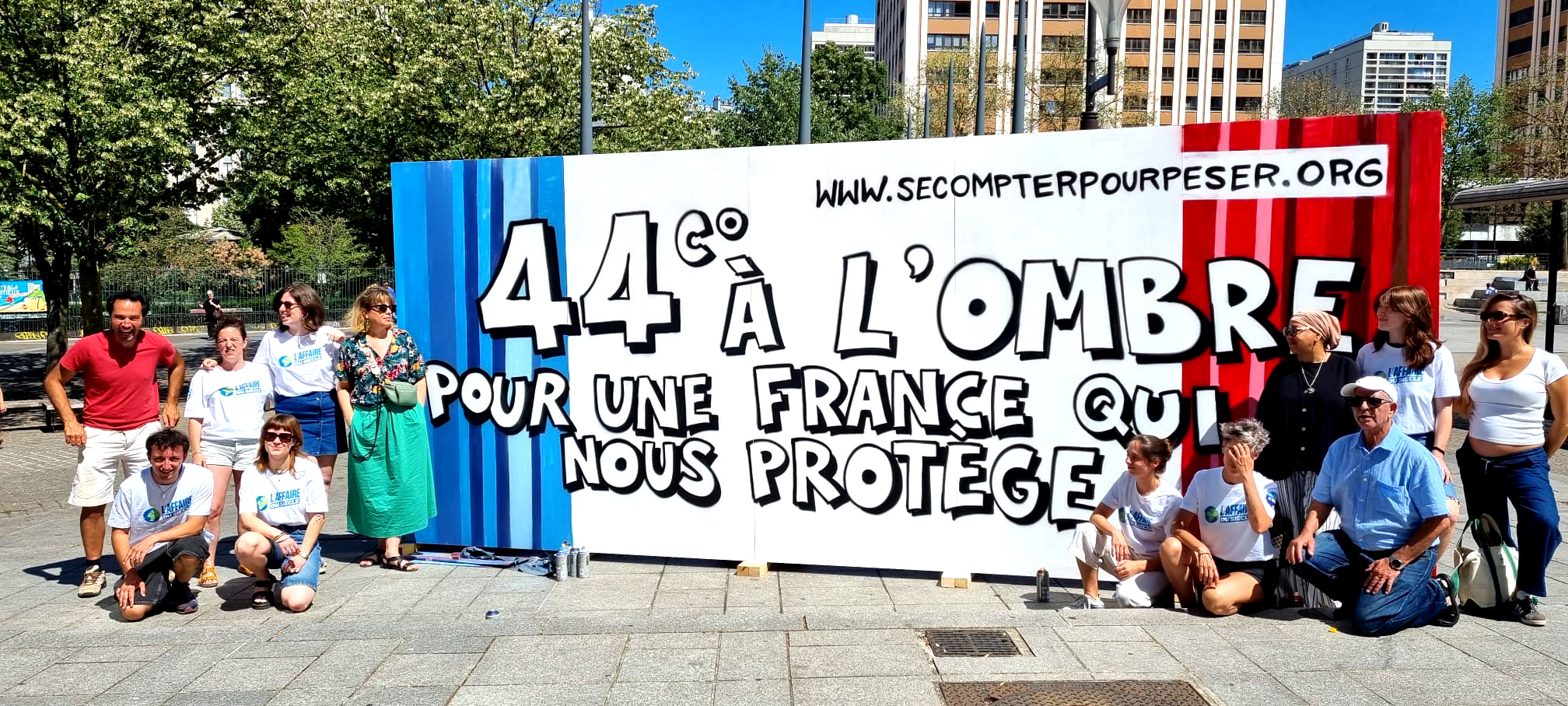 Fresque graffiti sur panneau de bois pour une manifestation contre le réchauffement climatique