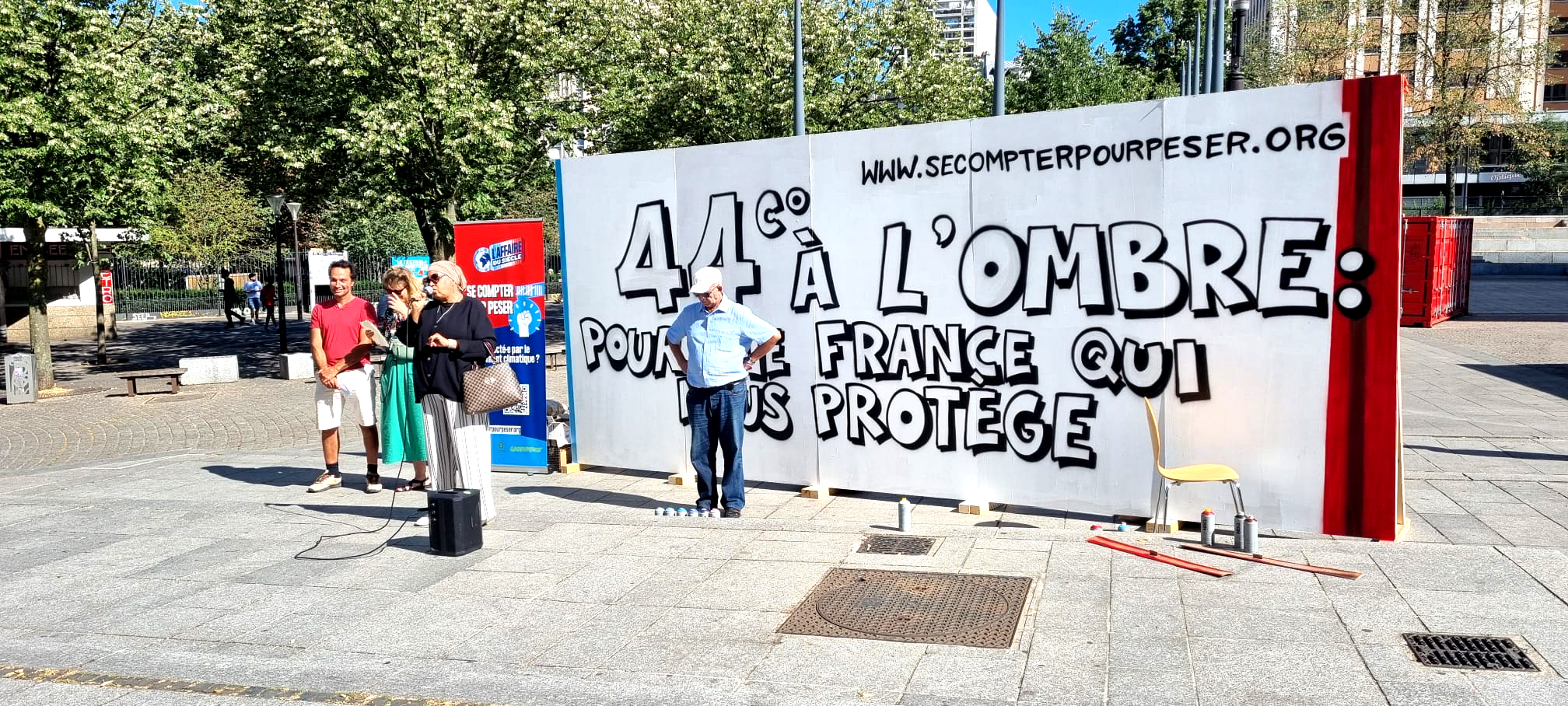 Fresque graffiti sur panneau de bois pour une manifestation contre le réchauffement climatique