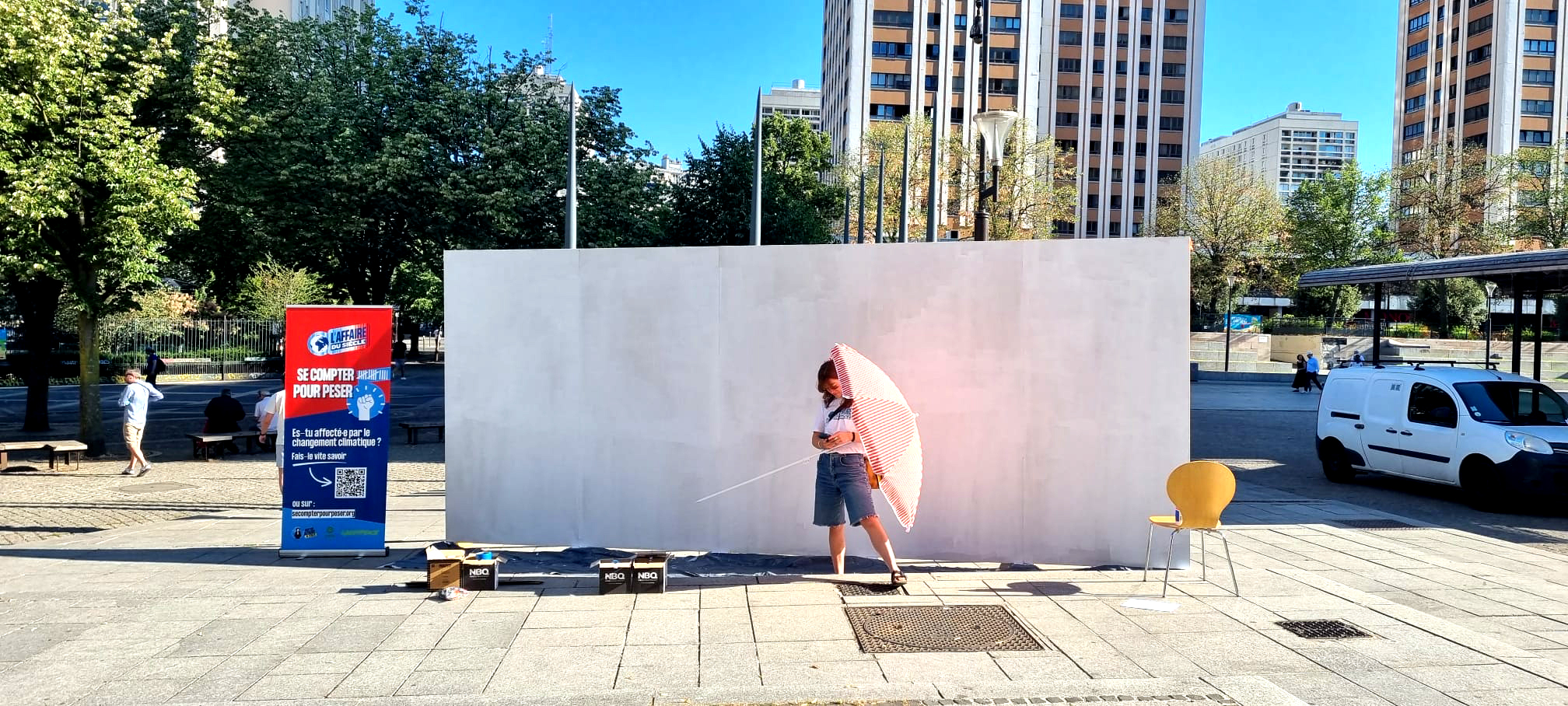 Fresque graffiti sur panneau de bois pour une manifestation contre le réchauffement climatique