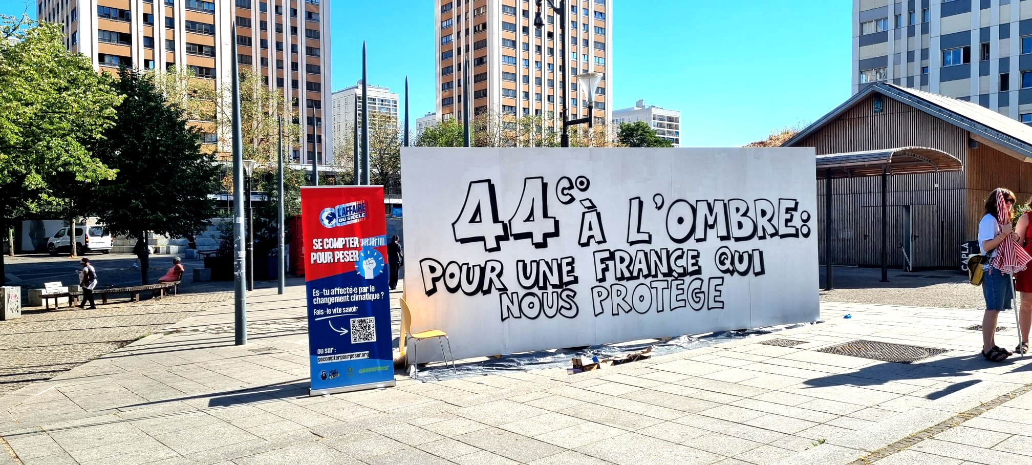 Fresque graffiti sur panneau de bois pour une manifestation contre le réchauffement climatique