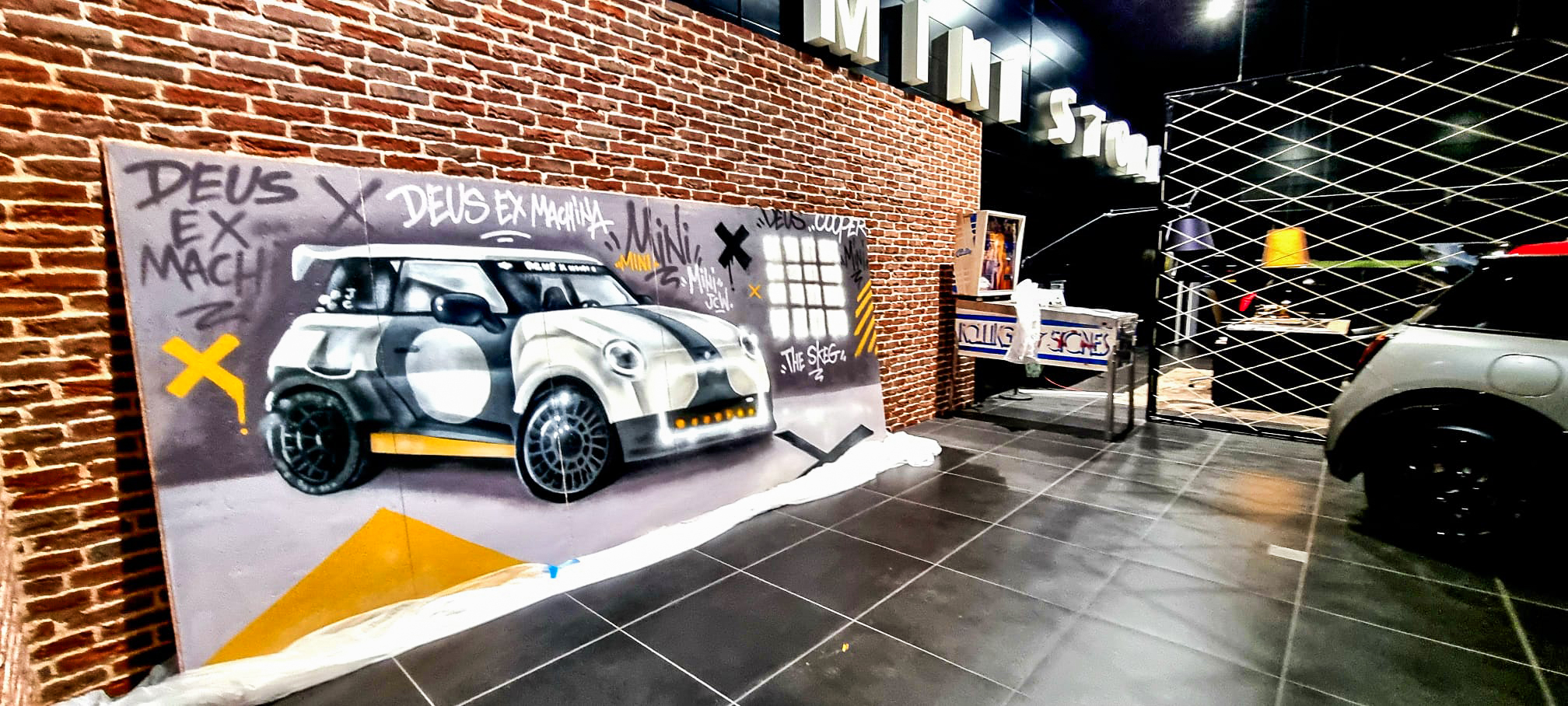 Décoration intérieure live painting street-art pour BMW - sortie Mini cooper The sgeg