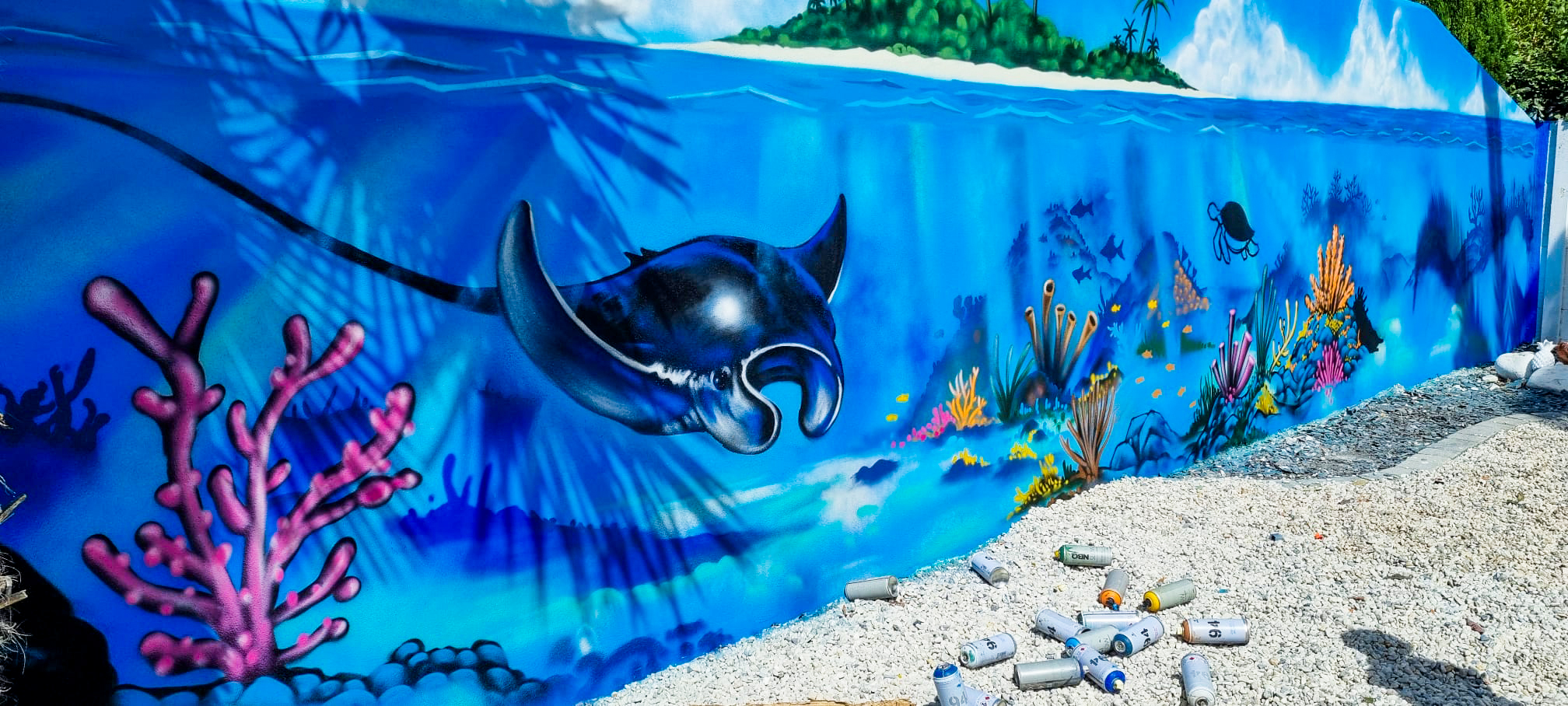Décoration street-art graffiti d'un fond marin sur le mur extérieur d'un jardin à Châtelaillon
